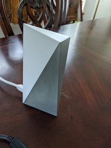 Так выглядит оборудование для космического интернета SpaceX&nbsp;Starlink. Даже в лесу скорость передачи данных очень хороша